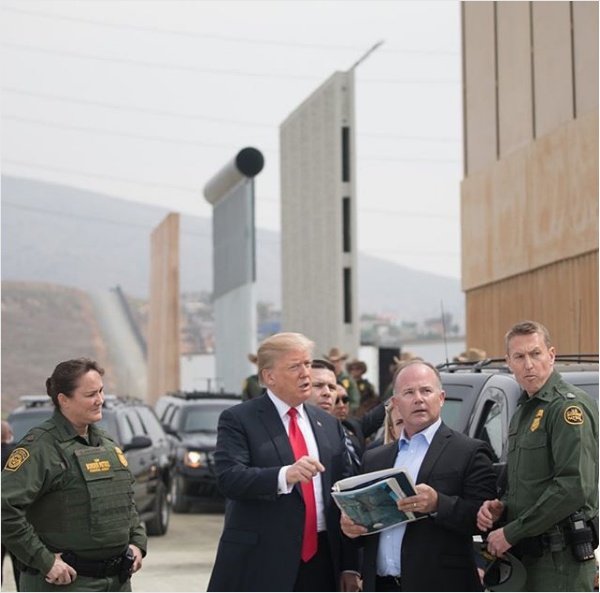 Donald_Trump_visits_San_Diego_border_wall_prototypes
